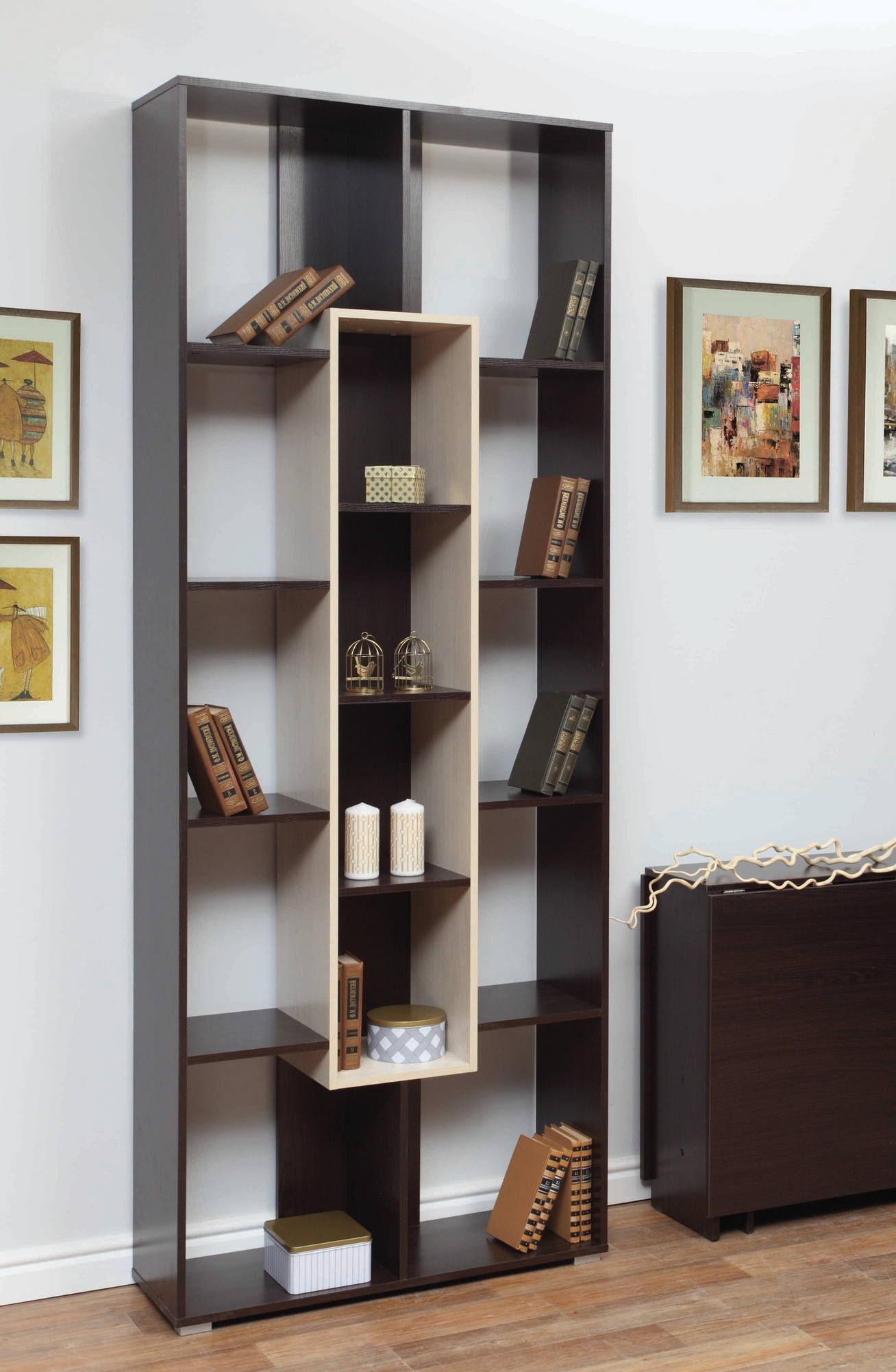Стеллажи, книжные полки.